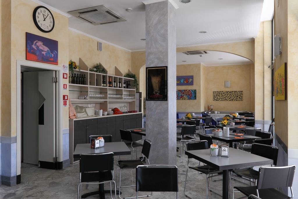 קיאברי Hotel Ferrari מראה חיצוני תמונה