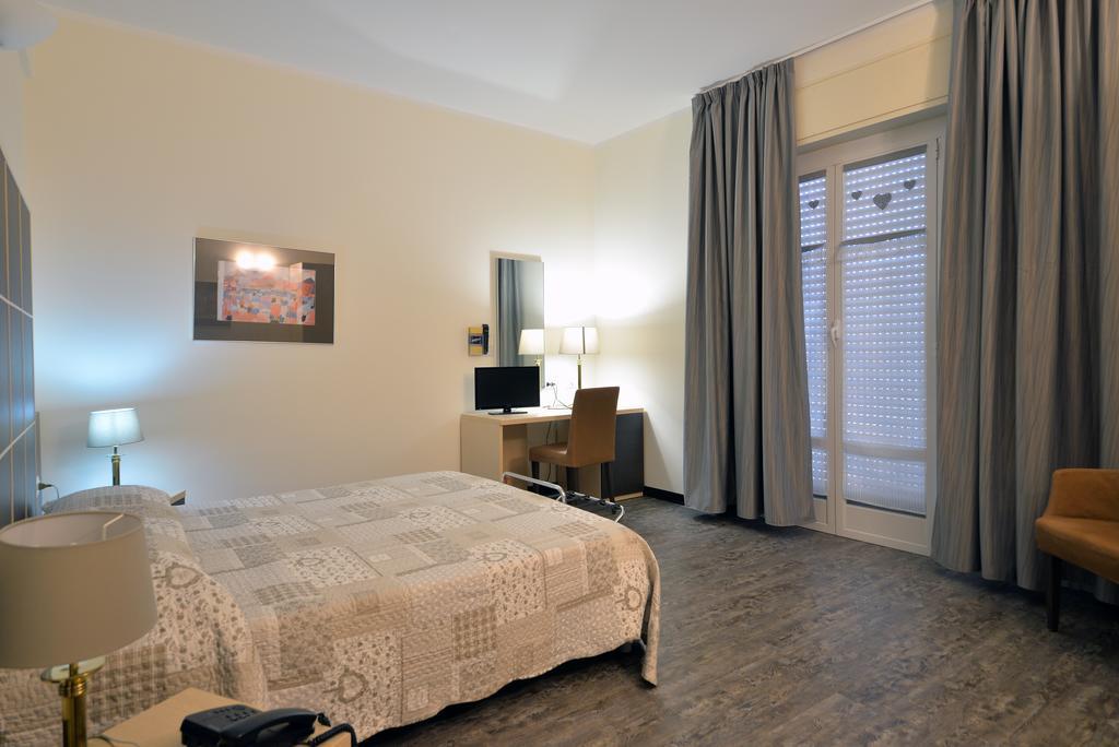 קיאברי Hotel Ferrari מראה חיצוני תמונה