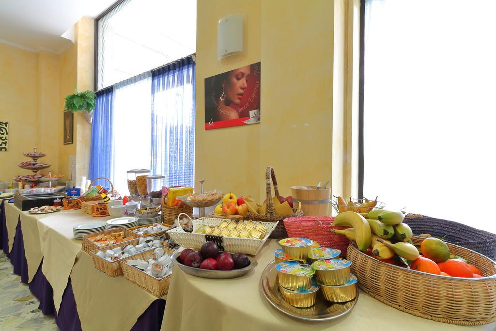 קיאברי Hotel Ferrari מראה חיצוני תמונה
