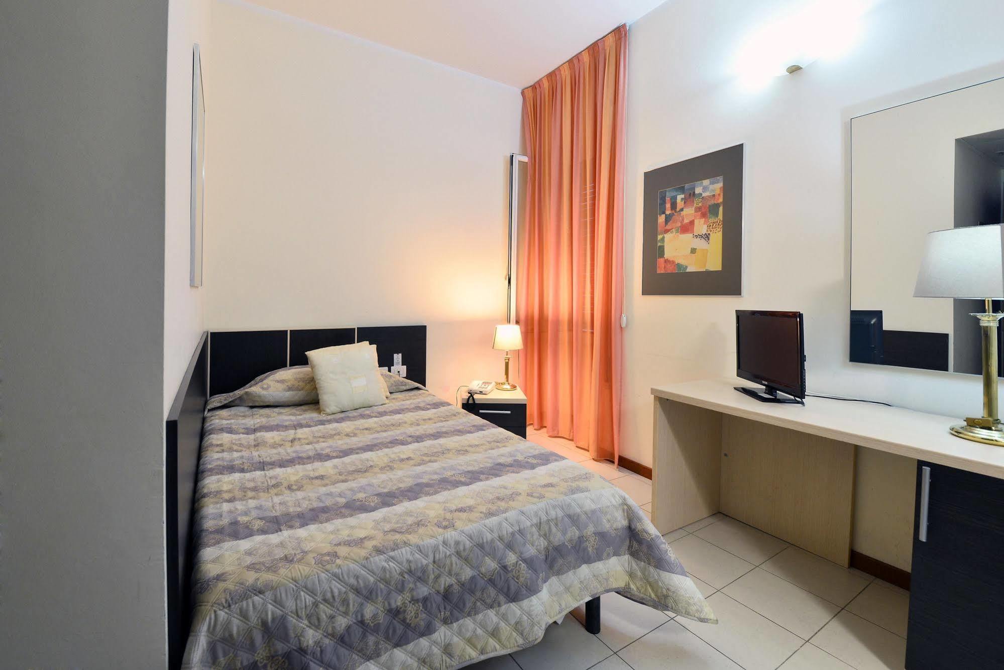 קיאברי Hotel Ferrari מראה חיצוני תמונה