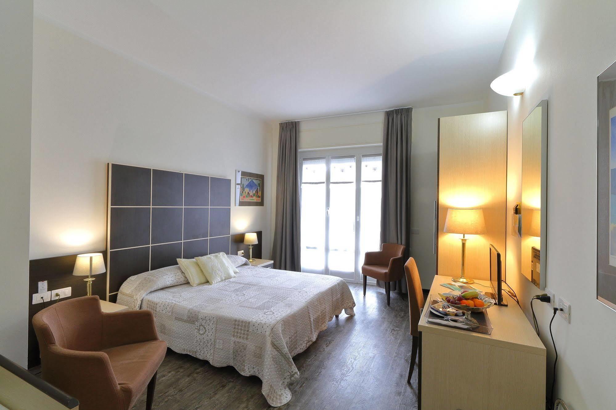 קיאברי Hotel Ferrari מראה חיצוני תמונה