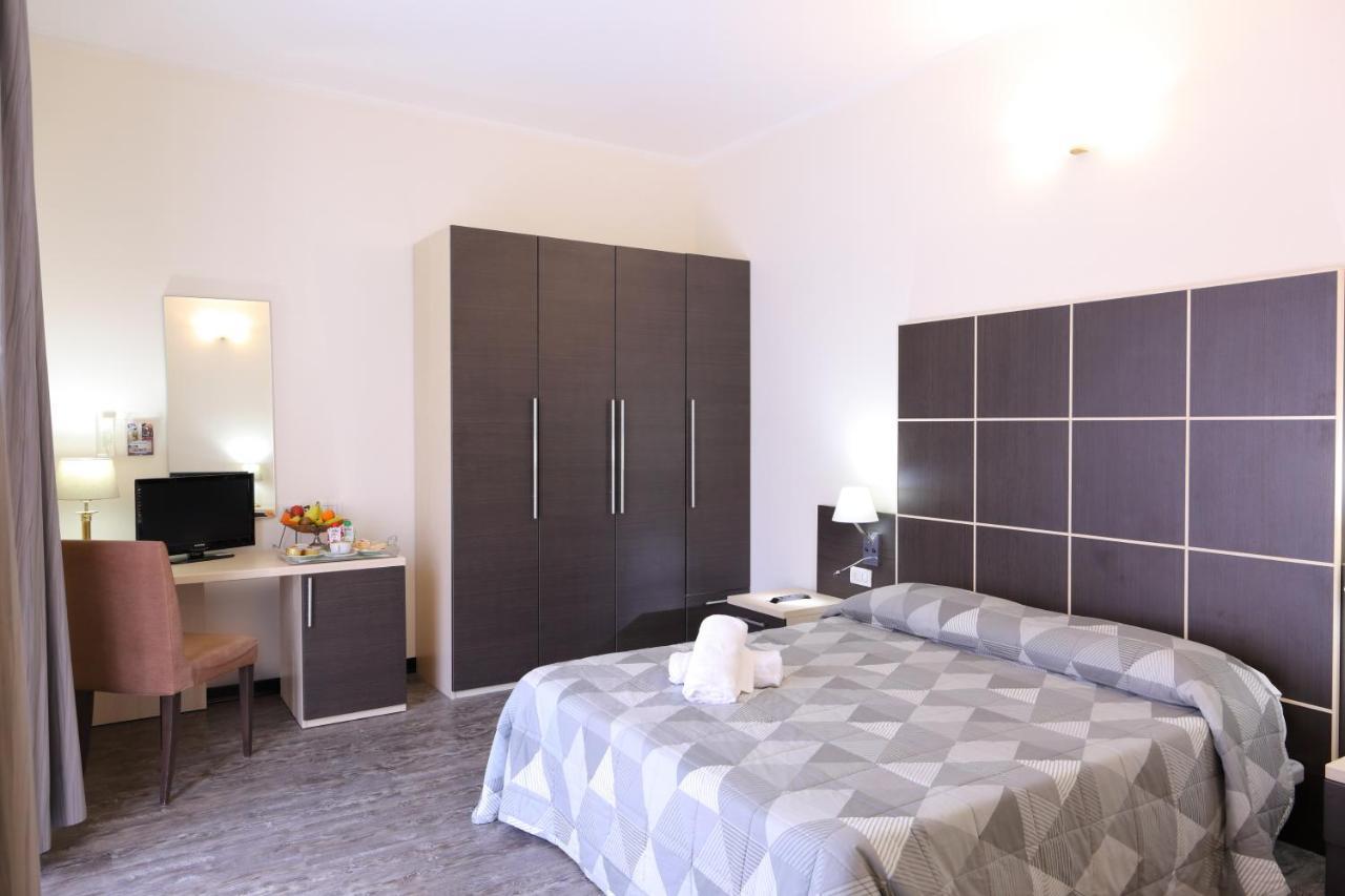 קיאברי Hotel Ferrari מראה חיצוני תמונה