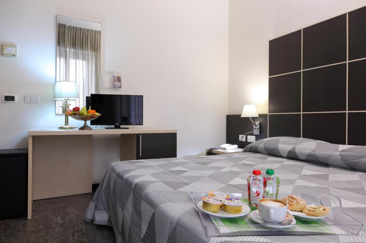 קיאברי Hotel Ferrari מראה חיצוני תמונה